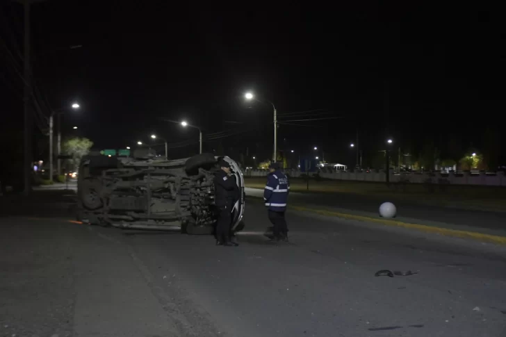 Impactante accidente en la Av. San Martín: una camioneta volcó tras chocar contra un semáforo Impactante accidente en la Av. San Martín: una camioneta volcó tras chocar contra un semáforo