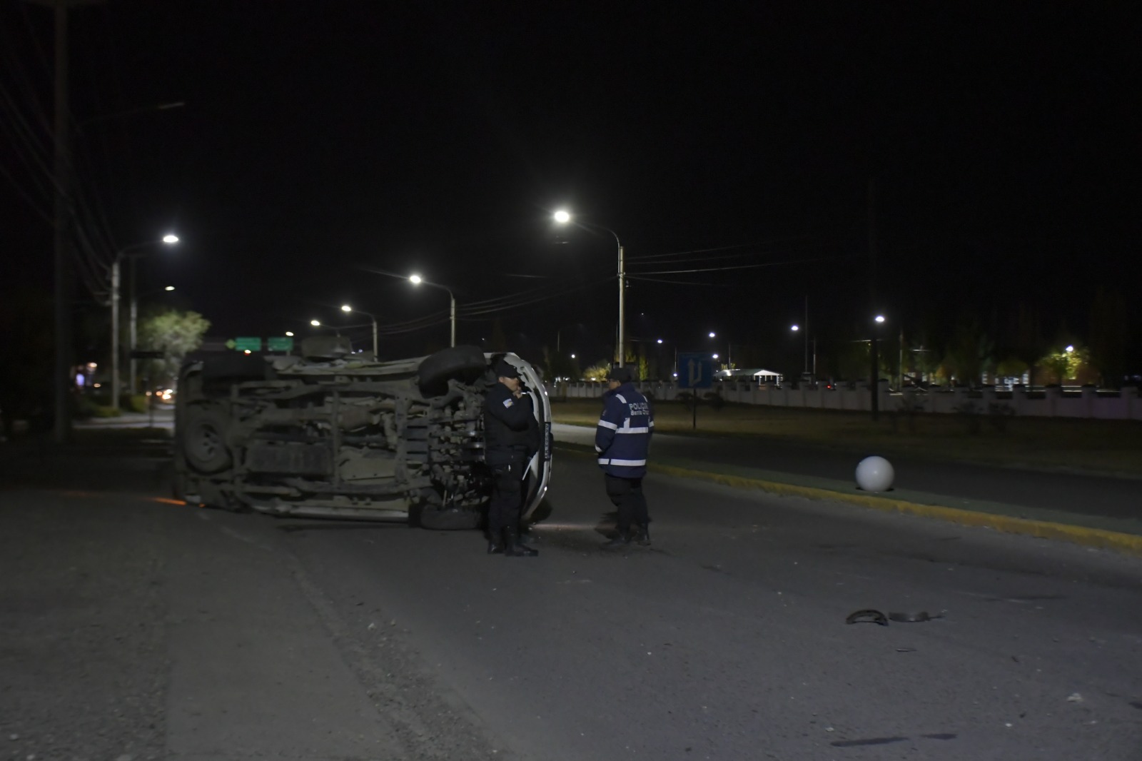 Impactante accidente en la Av. San Martín: una camioneta volcó tras chocar contra un semáforo