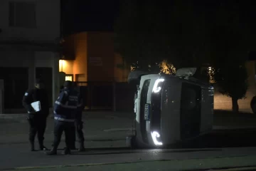Impactante accidente en la Av. San Martín: una camioneta volcó tras chocar contra un semáforo