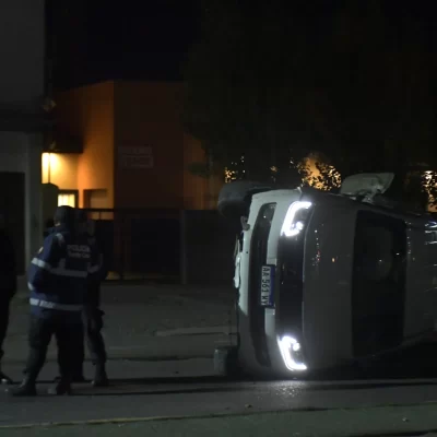 Impactante accidente en la Av. San Martín: una camioneta volcó tras chocar contra un semáforo