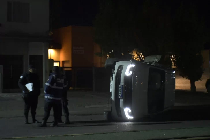 Impactante accidente en la Av. San Martín: una camioneta volcó tras chocar contra un semáforo