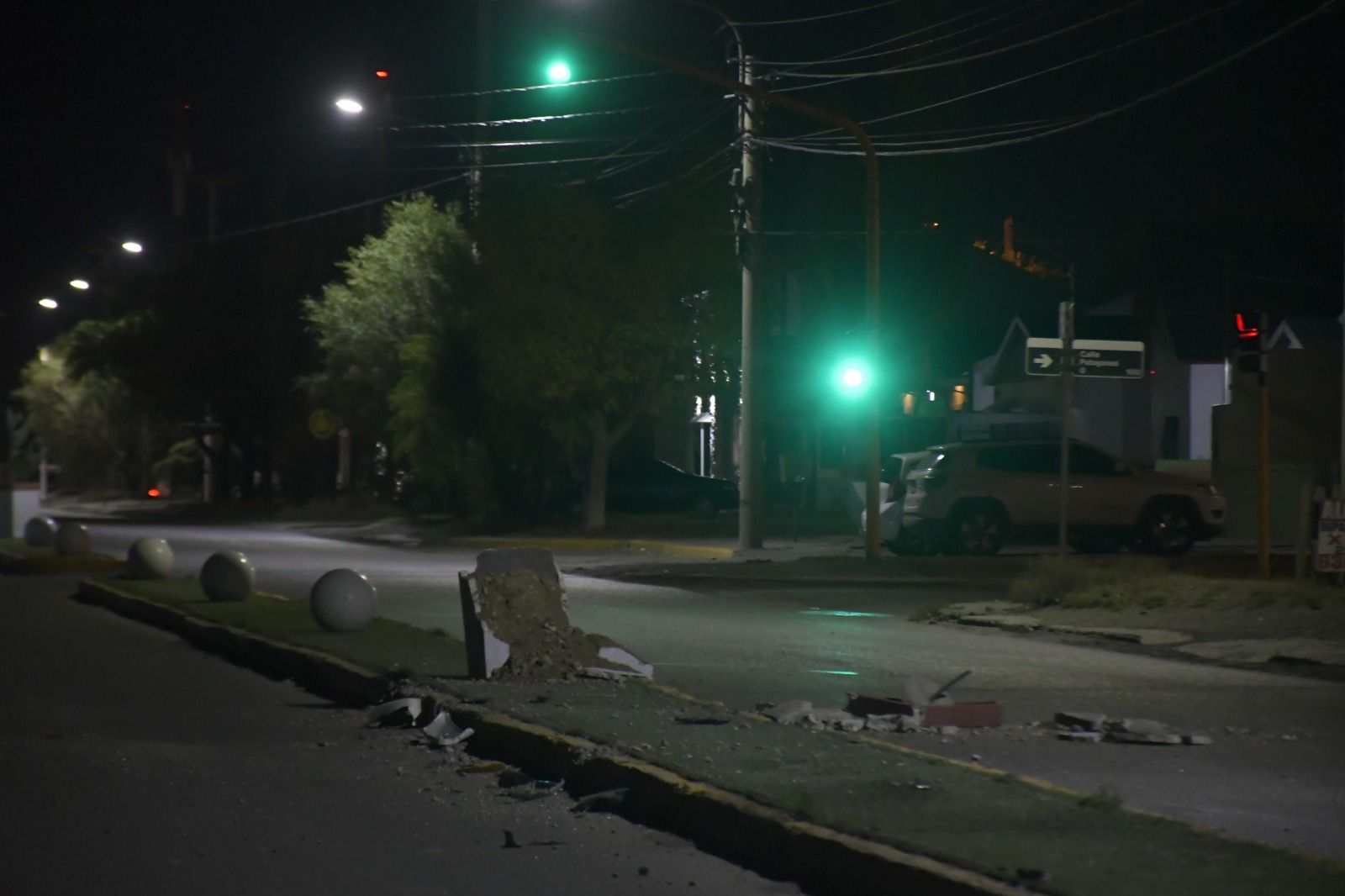 Impactante accidente en la Av. San Martín: una camioneta volcó tras chocar contra un semáforo