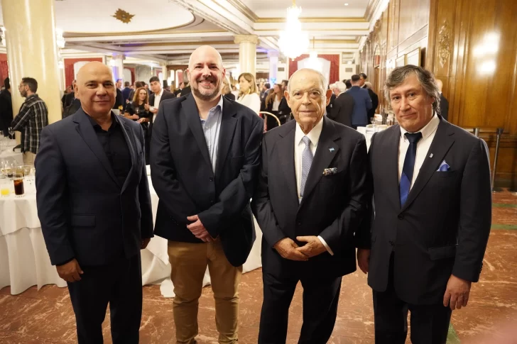  Raúl Olmos, el dirigente de LLA en Mar del Plata, Alejandro Carrancio, Aldrey Iglesias y Jorge Pérez. FOTO: MARCELO ARDUIN / LA CAPITAL DE MAR DEL PLATA