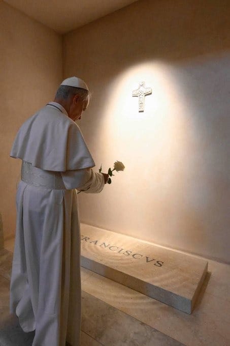 El nuevo papa León XIV visitó la tumba de Francisco El nuevo papa León XIV visitó la tumba de Francisco