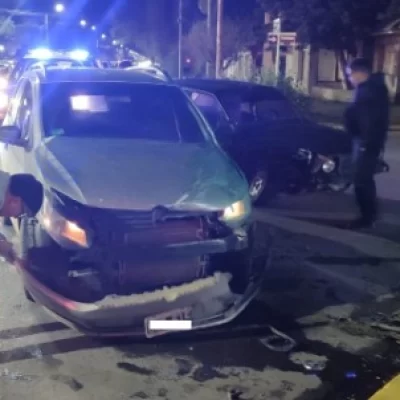 Uno de los conductores no habría respetado el semáforo y provocó un choque en Río Gallegos