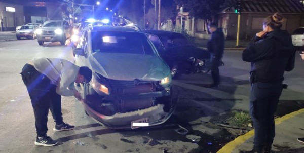 Uno de los conductores no habría respetado el semáforo y provocó un choque en Río Gallegos
