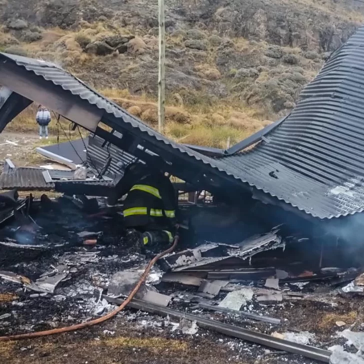 Una vivienda fue consumida por las llamas tras una explosión en El Chaltén