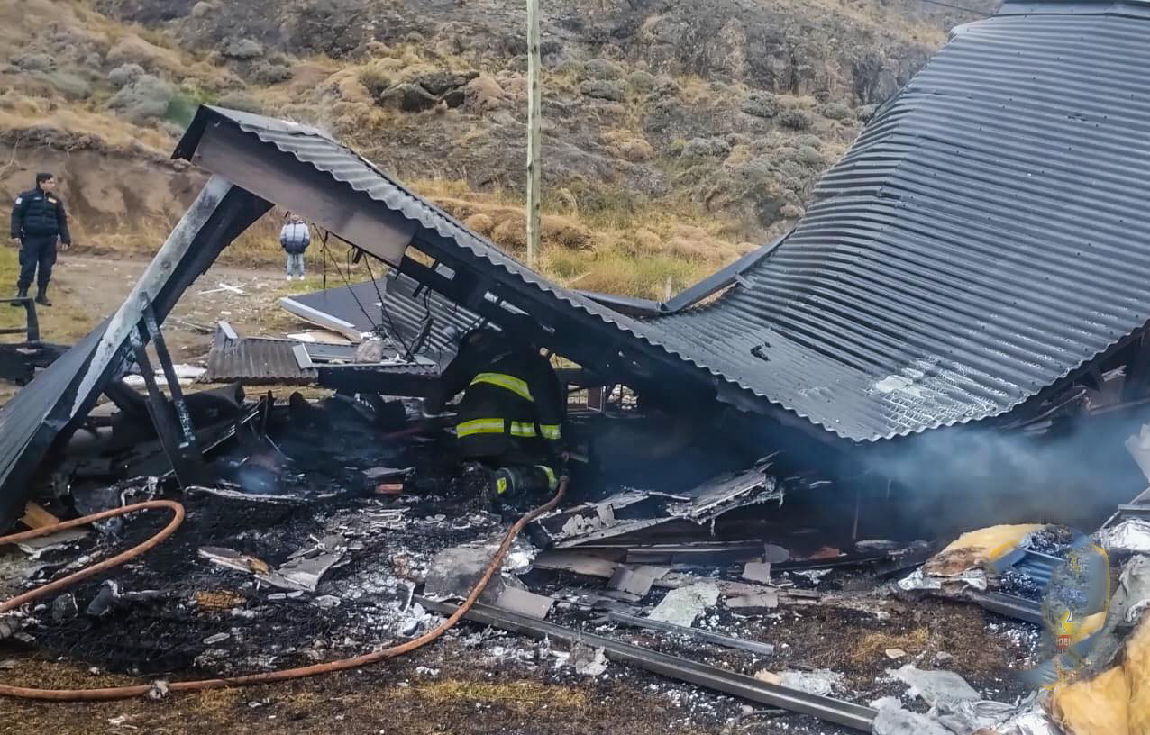  Un bombero entre los escombros de la morada. (FOTO: POLICÍA SANTA CRUZ)