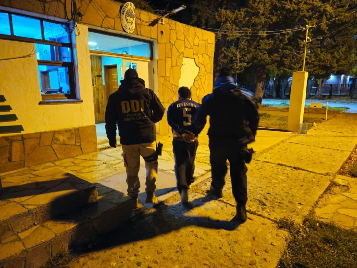 El traslado del otro individuo detenido. FOTOS: POLICÍA DE SANTA CRUZ