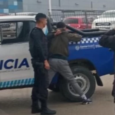 Escapó tras una gresca y lo atraparon en una avenida de Caleta Olivia: había descartado un arma con municiones