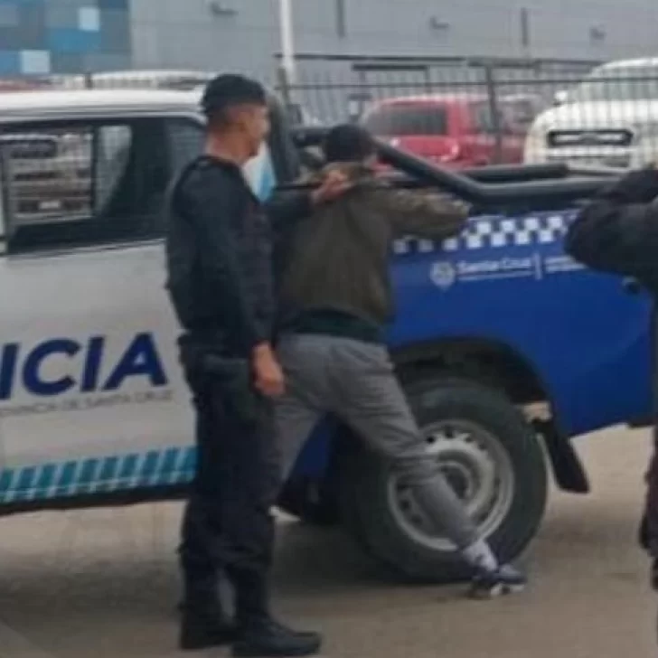 Escapó tras una pelea y lo atraparon en una avenida de Caleta Olivia: había descartado un arma con municiones