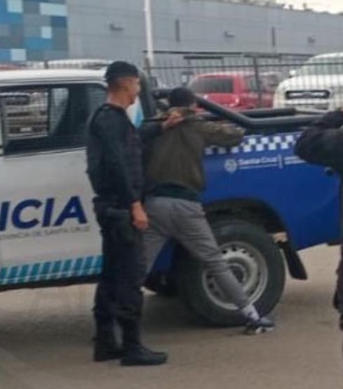 Escapó tras una pelea y lo atraparon en una avenida de Caleta Olivia: había descartado un arma con municiones