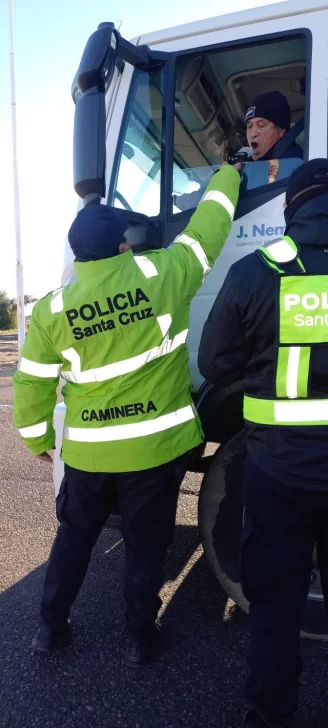  Un transportista siendo sometido al test del alómetro. Arrojó resultados negativos. (FOTO: POLICÍA SANTA CRUZ)