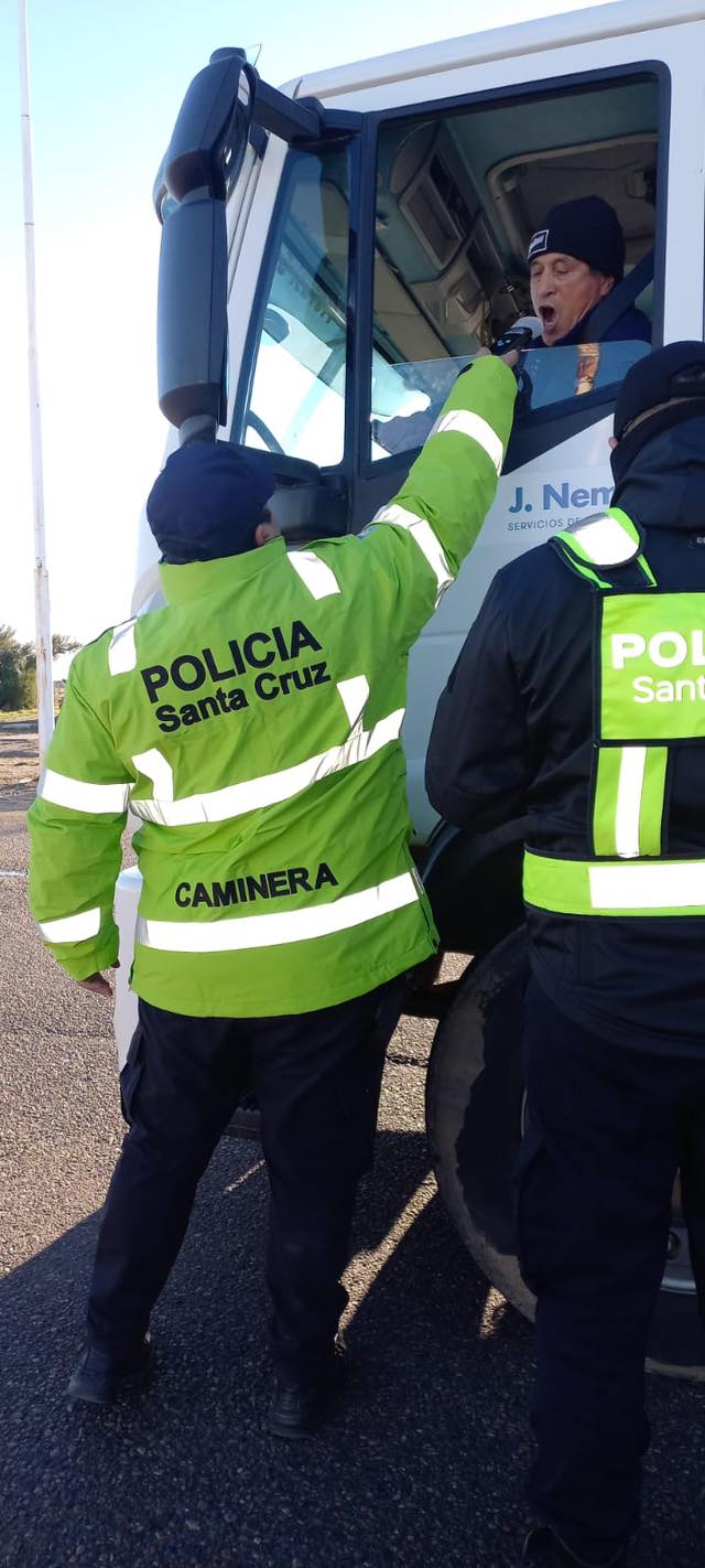  Un transportista siendo sometido al test del alómetro. Arrojó resultados negativos. (FOTO: POLICÍA SANTA CRUZ)