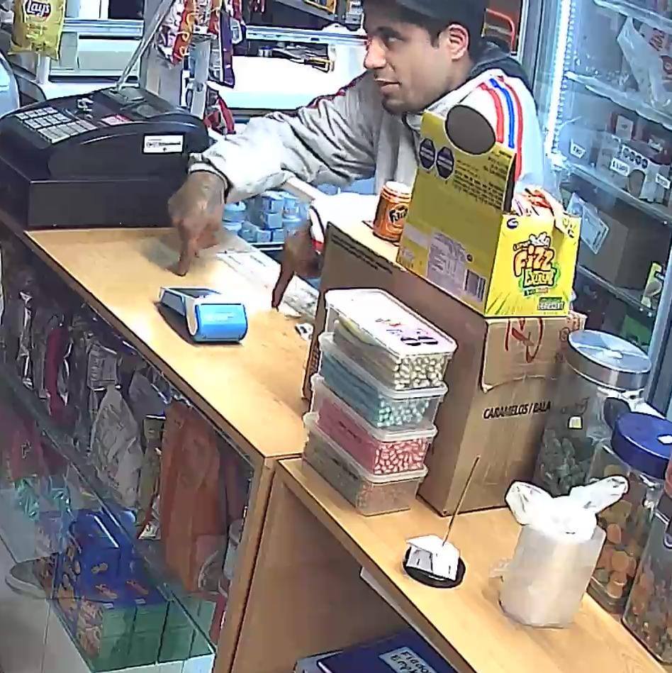  El delincuente comprando en un comercio.