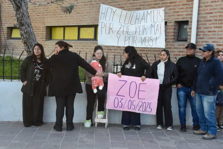  La gente acompañó a la madre y la abuela. (FOTO: GENTILEZA JORGE ILLESCA).