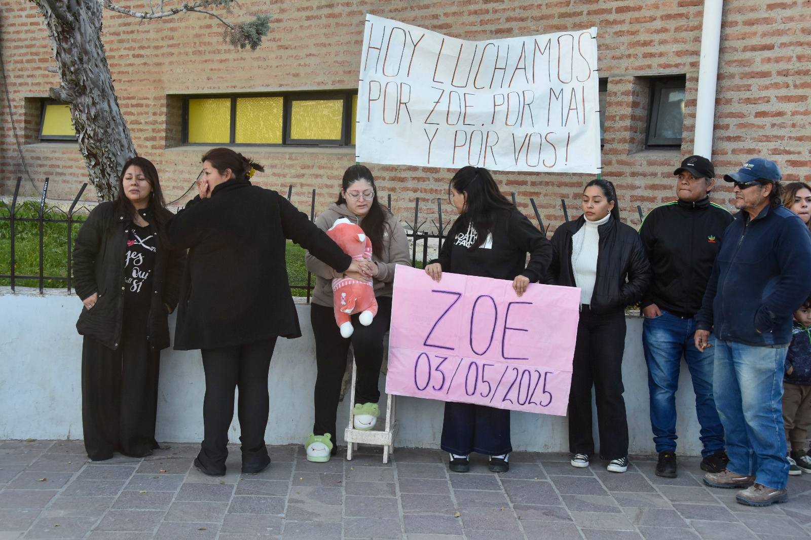  La gente acompañó a la madre y la abuela. (FOTO: GENTILEZA JORGE ILLESCA).