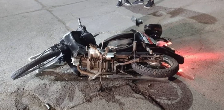 La moto quedó tendida en la vía pública. (FOTO: HD PICO TRUNCADO) La moto quedó tendida en la vía pública. (FOTO: HD PICO TRUNCADO)