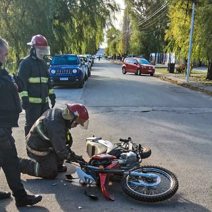 Un motociclista hospitalizado tras ser embestido por un auto en pleno centro de Río Gallegos