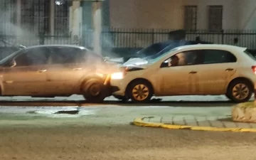 Las hizo todas: circulaba alcoholizado, chocó un auto estacionado y quiso agredir a efectivos policiales