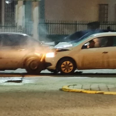 Las hizo todas: circulaba alcoholizado, chocó un auto estacionado y quiso agredir a efectivos policiales