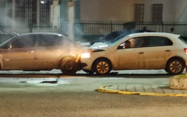 Las hizo todas: circulaba alcoholizado, chocó un auto estacionado y quiso agredir a efectivos policiales