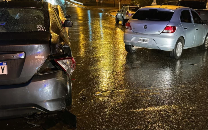 Uno de los vehículos estacionados evidenció el choque y el auto que provocó todo. (FOTO: SEÑAL CALAFATE) Uno de los vehículos estacionados evidenció el choque y el auto que provocó todo. (FOTO: SEÑAL CALAFATE)