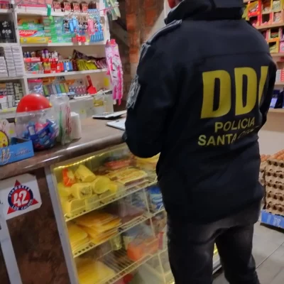 La Policía de Santa Cruz desplegó operativos contra estafas virtuales en locales comerciales