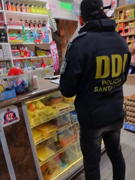 La Policía de Santa Cruz desplegó operativos contra estafas virtuales en locales comerciales