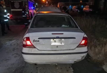 Alerta en Río Gallegos: bomberos controlaron un principio de incendio en un auto