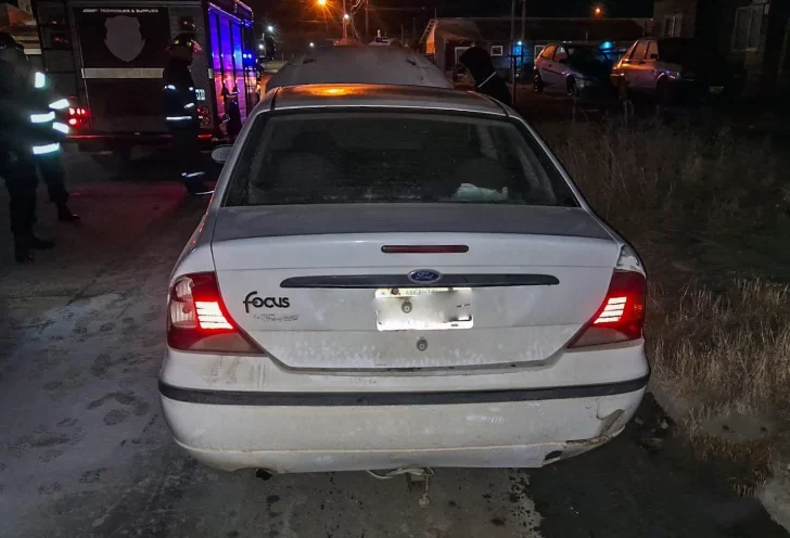 Alerta en Río Gallegos: bomberos controlaron un principio de incendio en un auto