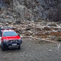 Bomberos realizó un perímetro tras el desprendimiento de grandes rocas cerca del Río Las Vueltas