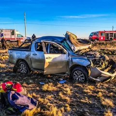Bomberos rescataron a una persona atrapada tras el vuelco cerca de Cañadón Seco