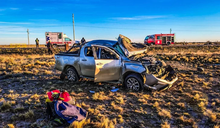 Bomberos rescataron a una persona atrapada tras el vuelco cerca de Cañadón Seco