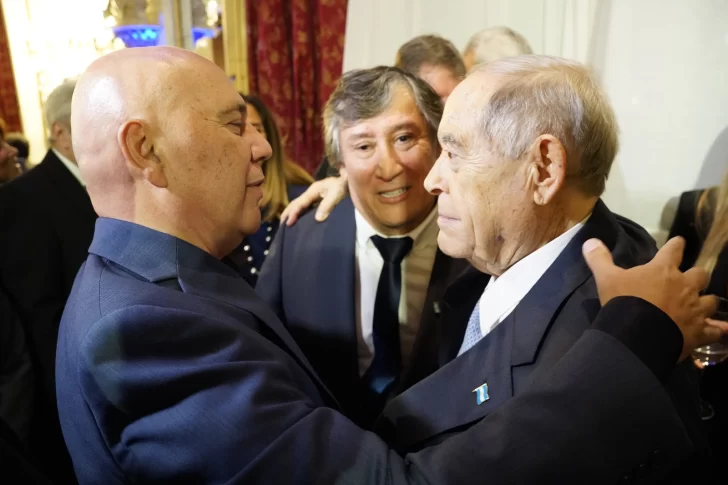  Los propietarios de Canal 8, Jorge Pérez, y de Canal 10, Raúl Olmos, saludaron a Florencio Aldrey. FOTO: MARCELO ARDUIN / LA CAPITAL DE MAR DEL PLATA