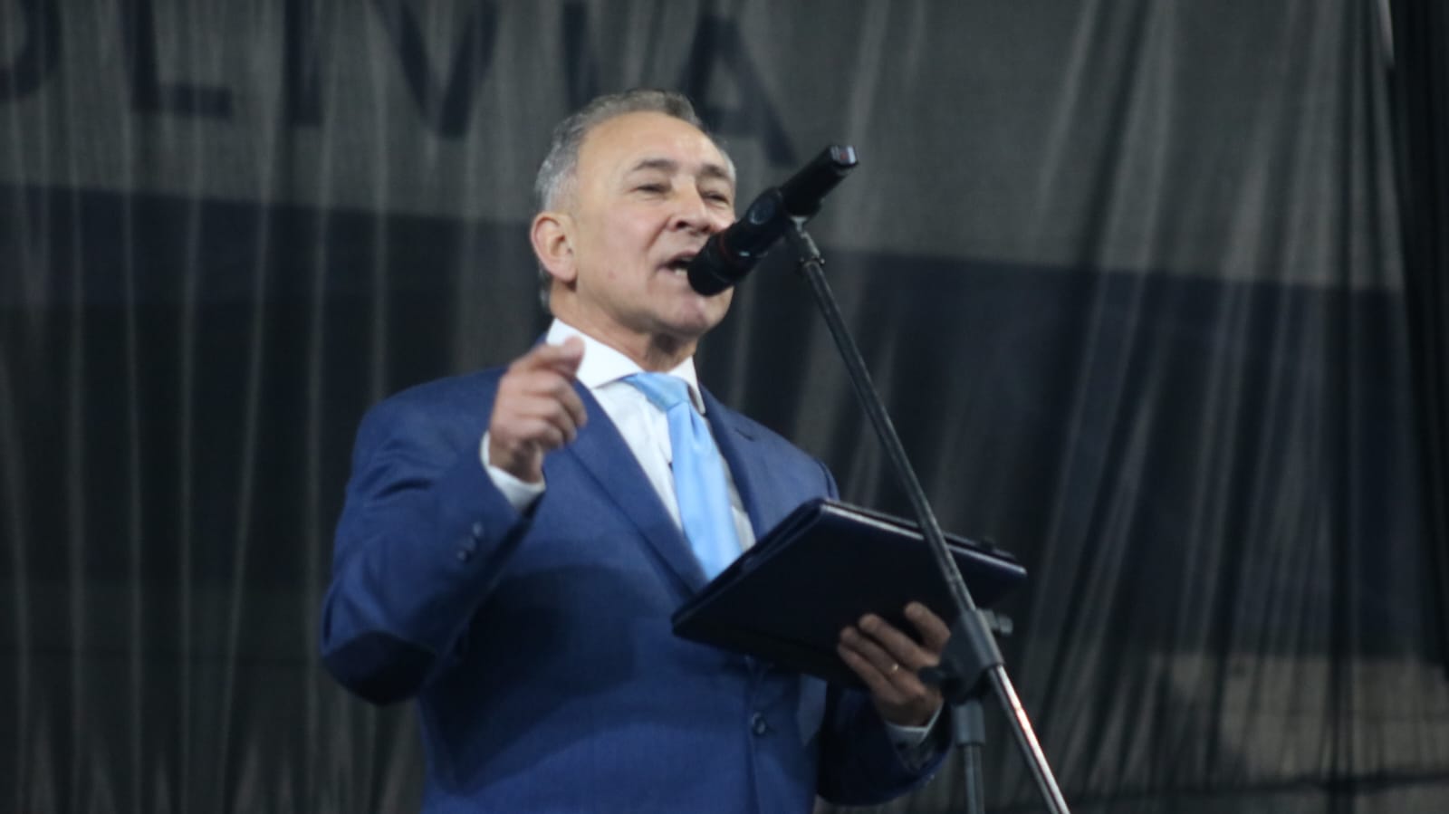  La oración de la Iglesia Evangélica fue realizada por el pastor Luis Almonacid. FOTO: TAMARA MORENO/LA OPINIÓN AUSTRAL