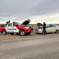 Bomberos de Santa Cruz, en pleno viaje por el 25 de Mayo, auxiliaron a un automovilista