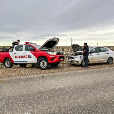Bomberos de Santa Cruz, en pleno viaje por el 25 de Mayo, auxiliaron a un automovilista