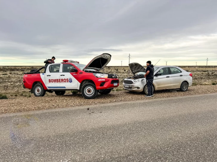 Bomberos de Santa Cruz, en pleno viaje por el 25 de Mayo, auxiliaron a un automovilista