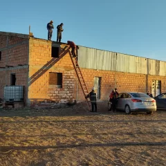 Estaban techando una obra, se les cayó la escalera y debieron ser rescatados por personal de Bomberos