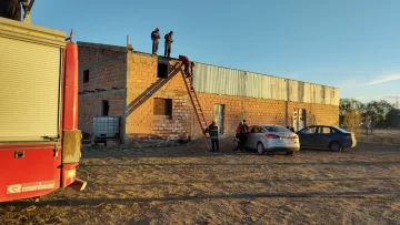 Estaban techando una obra, se les cayó la escalera y debieron ser rescatados por personal de Bomberos