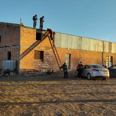 Estaban techando una obra, se les cayó la escalera y debieron ser rescatados por personal de Bomberos