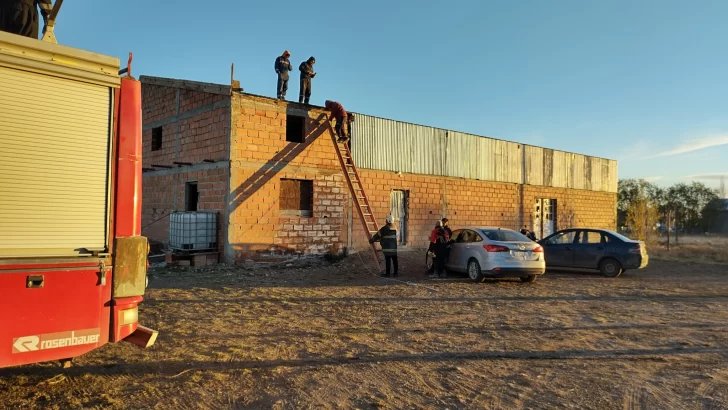 Estaban techando una obra, se les cayó la escalera y debieron ser rescatados por personal de Bomberos