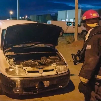 Alerta en Piedra Buena: Bomberos controlaron un incendio en un utilitario