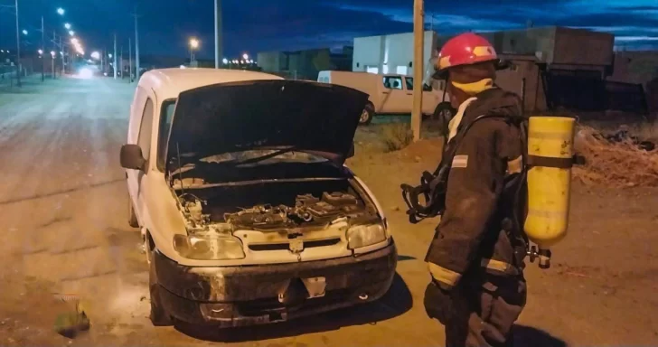 Alerta en Piedra Buena: Bomberos controlaron un incendio en un utilitario