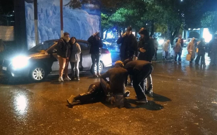 Un conductor ebrio atropelló a una mujer y provocó una cadena de choques en pleno centro
