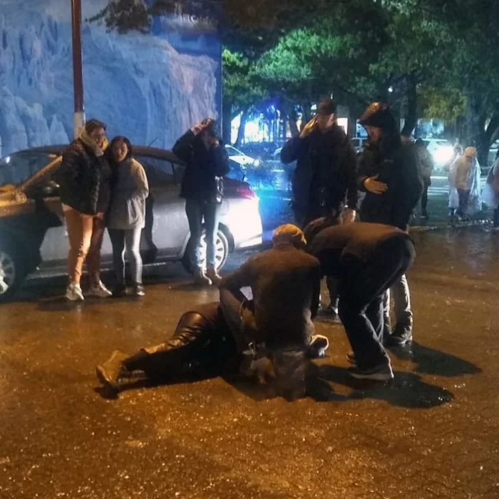 Un conductor ebrio atropelló a una mujer y provocó una cadena de choques en pleno centro