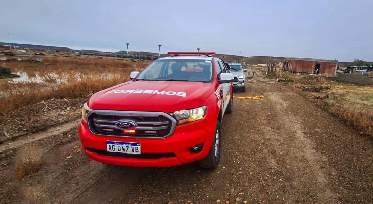 Su camioneta quedó atrapada en un pozo y bomberos debieron rescatarla