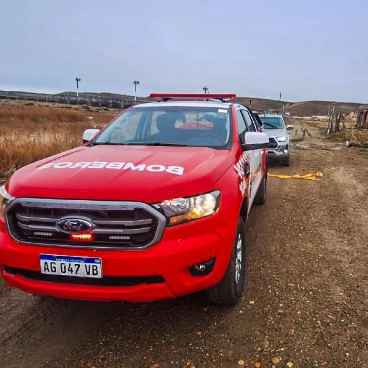 Su camioneta quedó atrapada en un pozo y bomberos debieron rescatarla