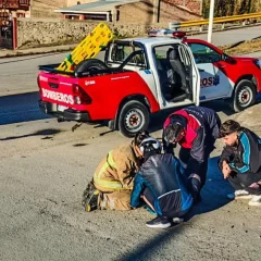 Bomberos de El Calafate al rescate: asistieron a una mujer mayor tras una caída en pleno centro